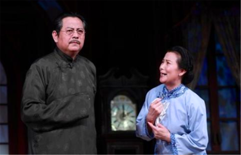 《雷雨》中,周朴园对侍萍三十年的怀念是真情还是虚伪?