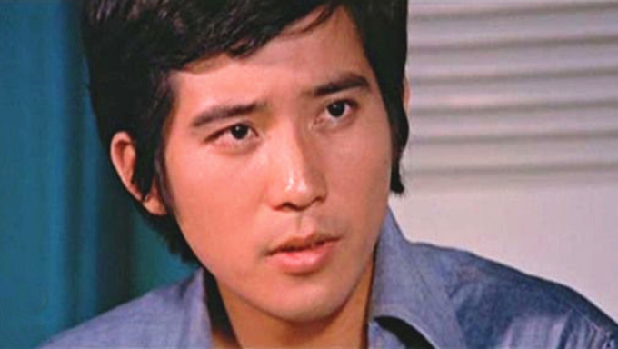 年轻时长得斯文儒雅的他,曾是琼瑶御用小生,演出过《庭院深深》