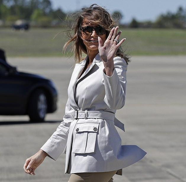 梅拉尼娅也有失态的时候?大风吹起裙摆头发狂乱没法看,糗大了