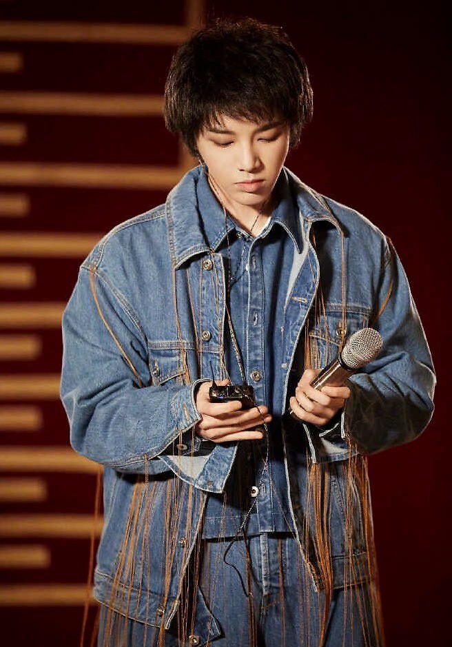 歌手2020第3期华晨宇收起张扬的肢体语言把走心放进歌里
