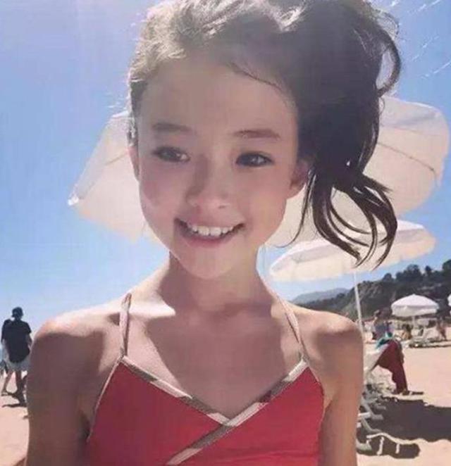 10岁女孩穿泳衣晒自拍,展现完美身材,网友纷纷指责:有伤风化