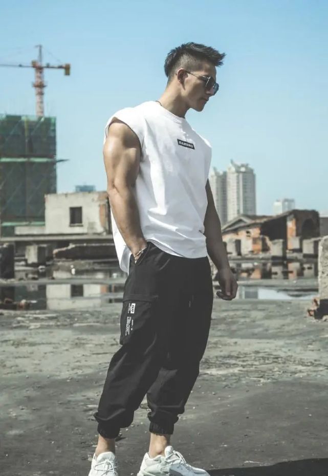 倒三角身材的帅哥打造立体胸肌练出强力腰腹