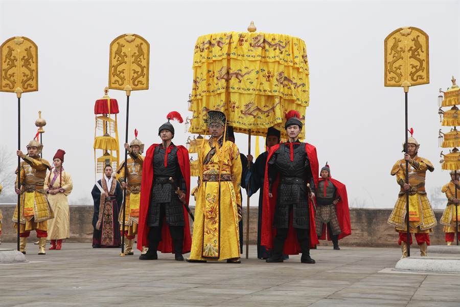 皇帝出行身后为何总有两把扇子?