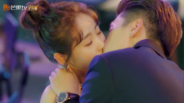 新《王子变青蛙》邢菲4次吻戏,蛋糕吻口红花了,太初适合当老公