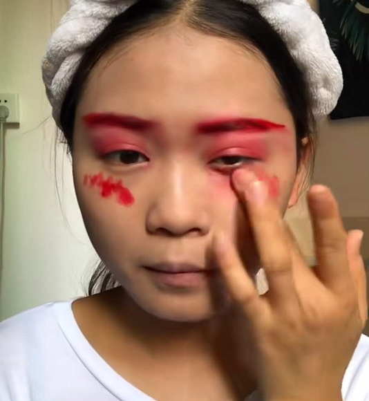 初中生用口红画全脸?开始:瞎折腾,看到成品:别说,还真不错!