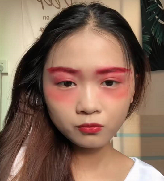 初中生用口红画全脸?开始:瞎折腾,看到成品:别说,还真不错!