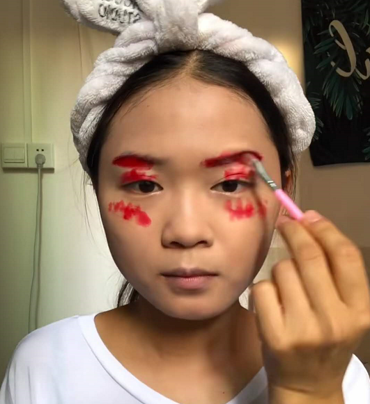 初中生用口红画全脸?开始:瞎折腾,看到成品:别说,还真不错!