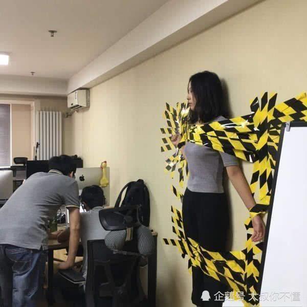 爆笑图片把女朋友绑在墙上就不影响我玩电脑了