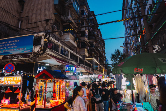 实拍夜市:它是武汉规模最大的夜市,人间烟火实为朝气蓬勃