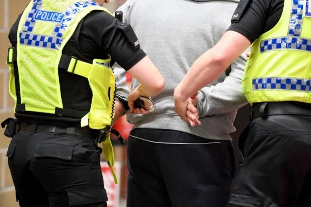 英国13岁少年违反疫情防控禁令外出玩耍被捕还要交00元罚款 腾讯网