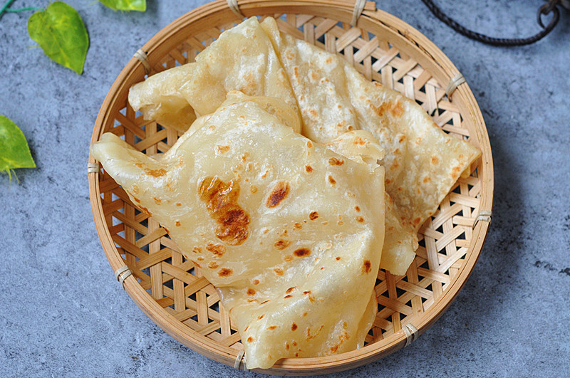 【10分钟千层油饼】 用料 面粉400克 温水300克 辅料 油15克 做法