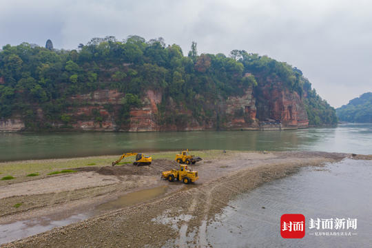 工程车队开到乐山大佛脚下运行34年来岷江航道最大规模维护施工