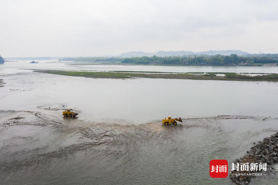 工程车队开到乐山大佛脚下运行34年来岷江航道最大规模维护施工