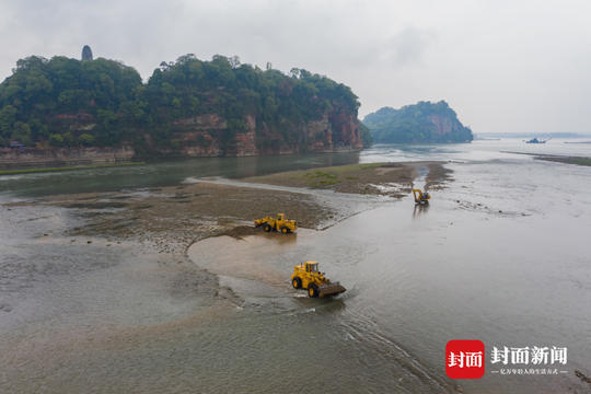 工程车队开到乐山大佛脚下 运行34年来岷江航道最大规模维护施工