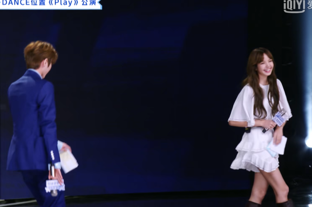 蔡徐坤也有不正经的时候看他退场时的动作lisa笑得合不拢嘴