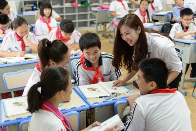 在当前的班级授课制教学中教师所面对的最大的挑战是学生的差异,面对