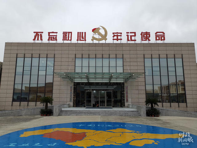 △园区管理服务中心以服务企业生产和员工生活为职责。（总台央视记者杨立峰拍摄）