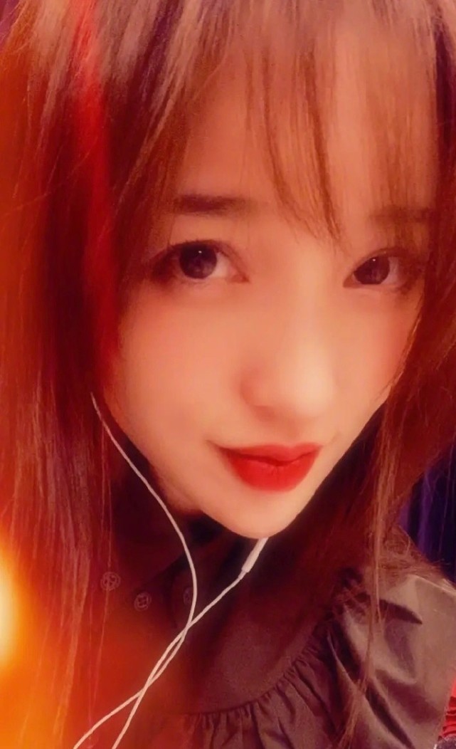 金莎晒大浓妆自拍秀厨艺堪比厨神巧手显老遭侃本尊高情商回怼