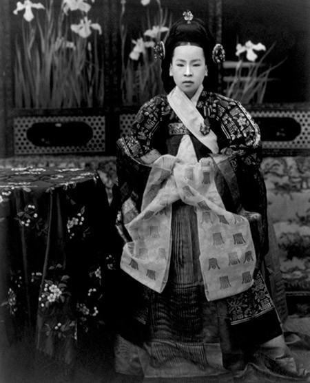 韩国史上唯一的皇后,13岁完婚终生不幸,晚年潦倒一度靠乞讨为生