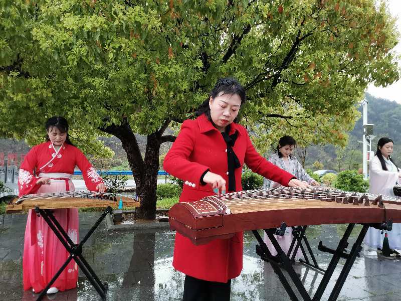信阳罗山:美女县长当"网红" 雨中畅游何家冲