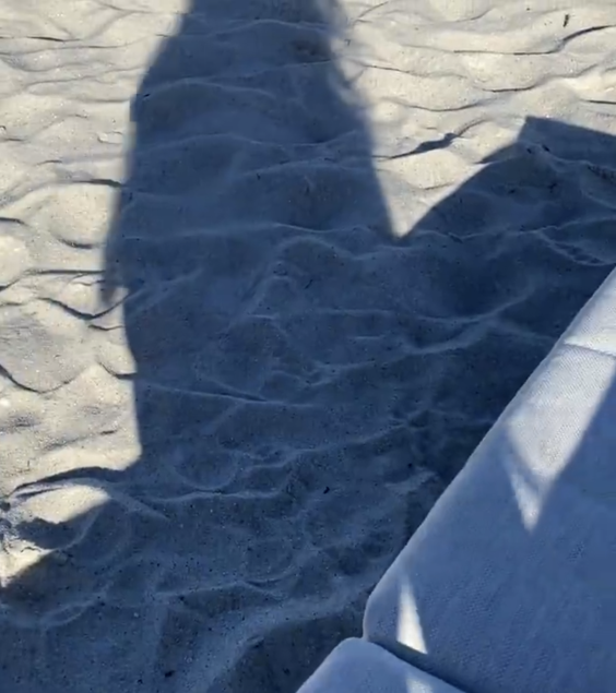 法图麦还晒出了自己在沙滩晒太阳的影子,她迎风捋着长发,举手投足间都