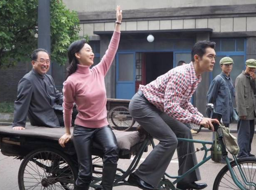 他是《远方的山楂树》里的渣男,也是编剧的儿子,与周一围是同学_腾讯