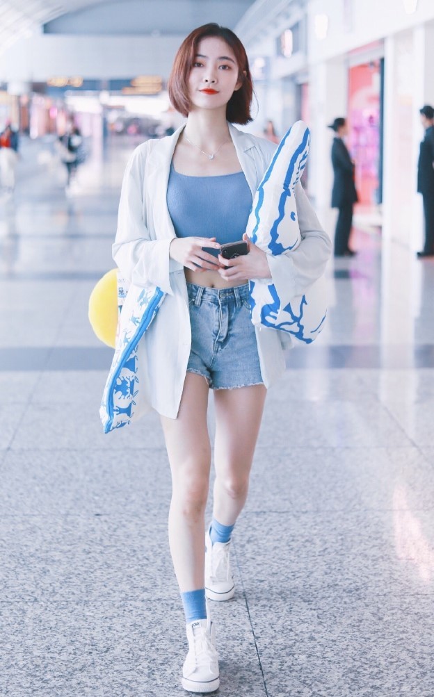 青你2许佳琪为出道豁出去穿件肚兜衣就上台这腰谁不羡慕