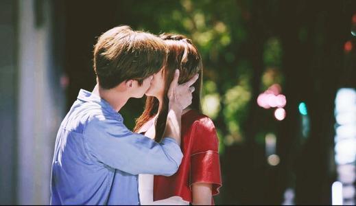 关晓彤新剧最新路透当众亲吻男主脸颊不怕鹿晗吃醋