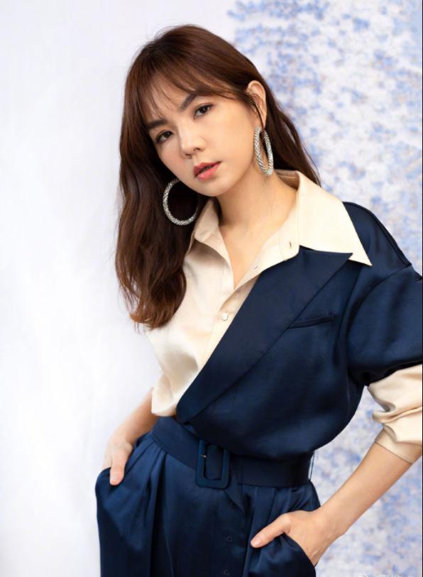 不知道什么时候开始,那个假小子ella已经变成了今日长发飘飘的温柔