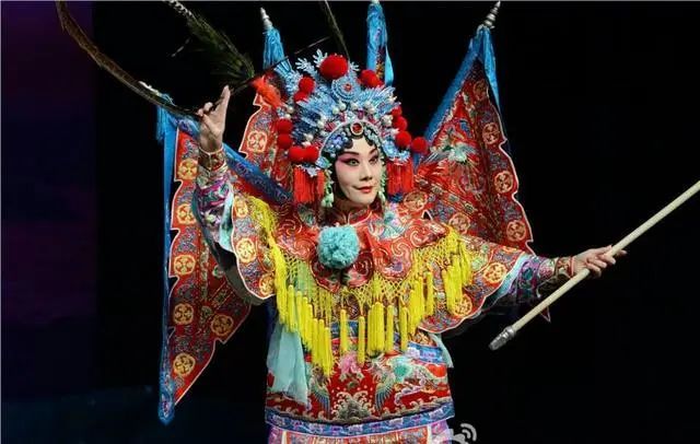 要请她传授《杨门女将》这出传统老戏时,杨秋玲先生不顾自己年高多病