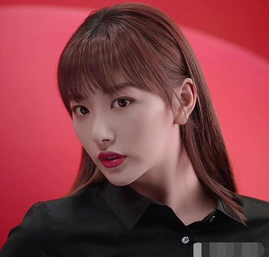 虞书欣孔雪儿安崎三人同时代言,镜头拉近,才知道"富养脸"有多优越