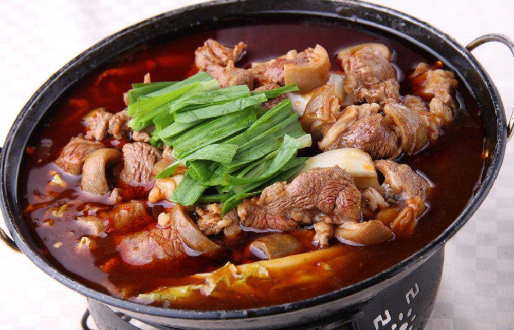 黑山羊火锅腊排骨火锅到处都有,但是公认比较地道和实惠的要数新城