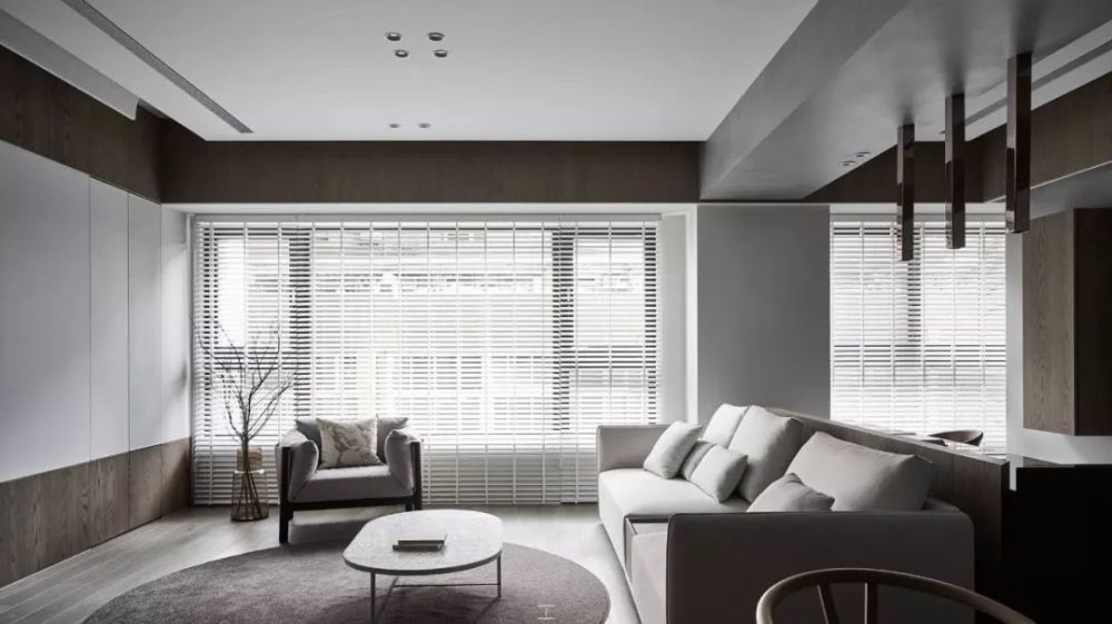 在这套房子中,整体空间以大面积的灰色与白色为主调,通过简约素雅的