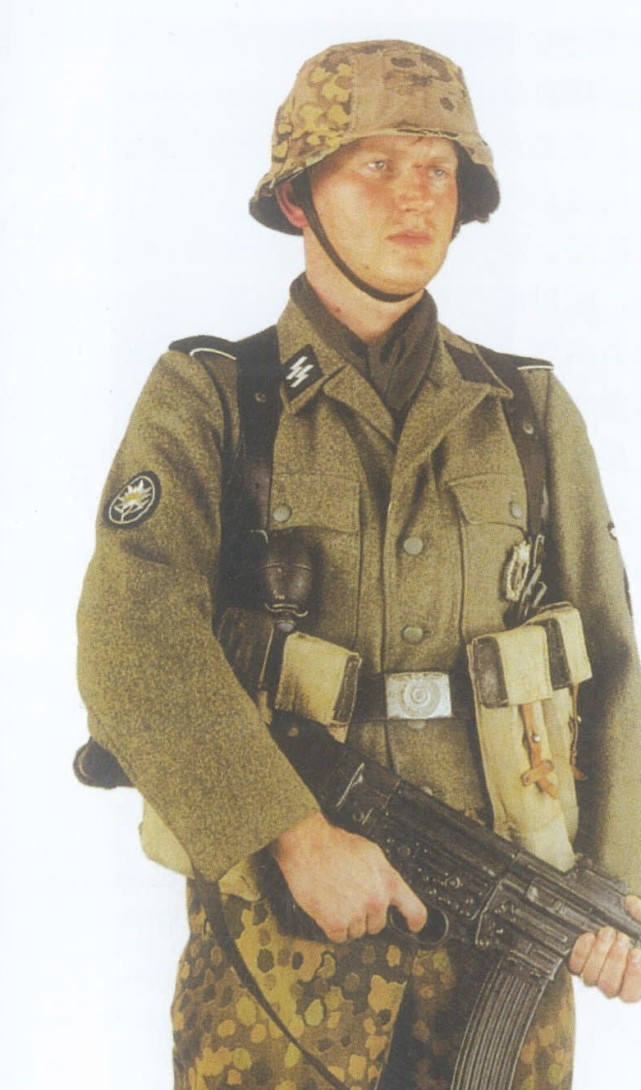 图21:戴着迷彩钢盔罩的党卫军士兵,注意右侧领章的两道闪电标志,左胸