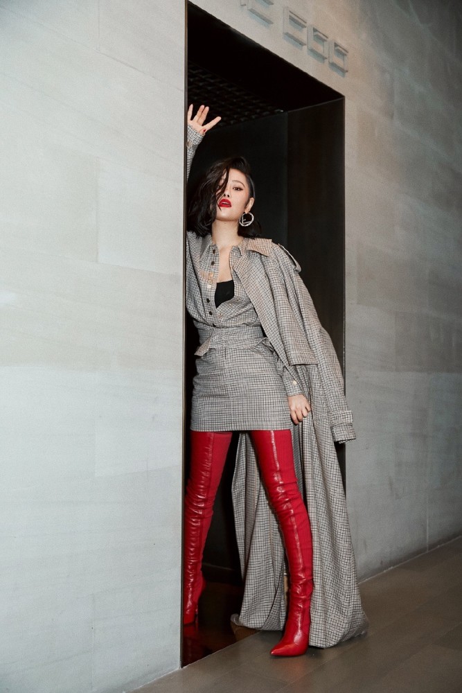 袁娅维真会"玩",黑色卫衣上拼接紫色轻纱,秀大长腿个性吸睛