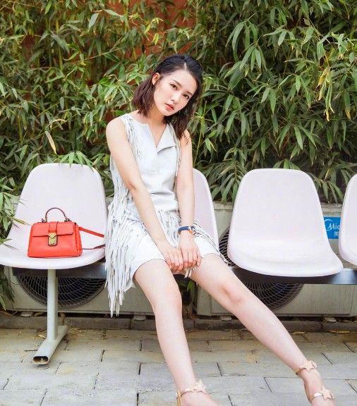 李沁真是时髦!穿流苏装饰长裙美艳了,网友:光看腿就够了!