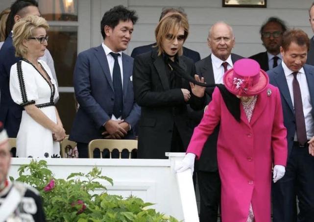 工藤静香前男友为疫情再捐70万,英女王曾被他的纱巾"骚扰"