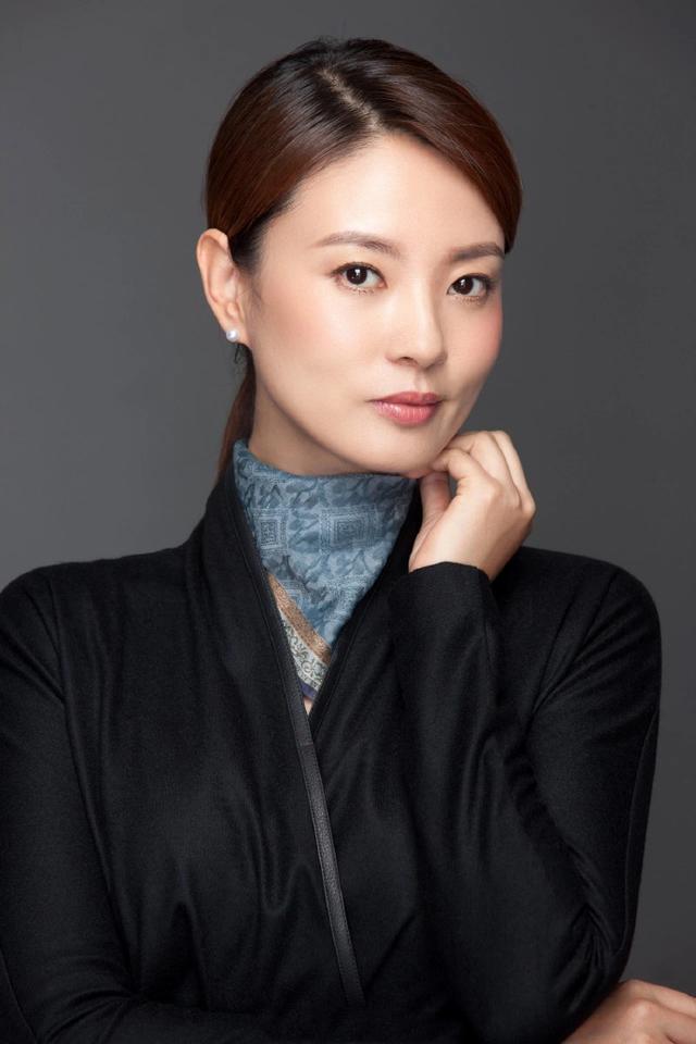 央视主持人刘芳菲近照曝光衣着朴素端庄秀丽低调热心公益