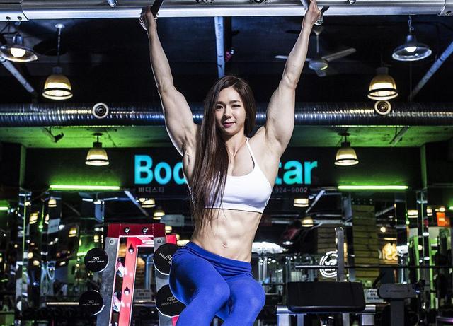 女子一身肌肉,亚洲数一数二,带你练两个动作