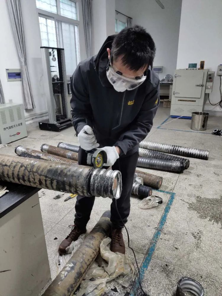 技术人员王万昆切割解体电缆