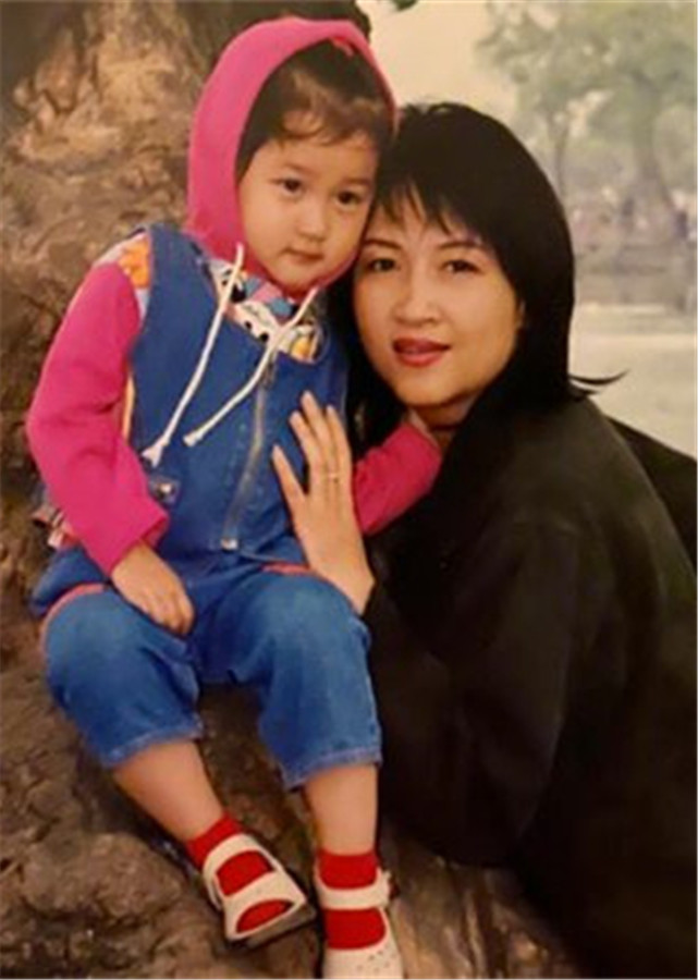 鹿晗妈妈像极了一家人!_腾讯新闻