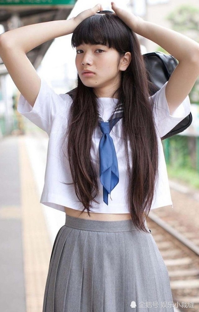 小松菜奈穿日本校服清纯无比 放学后偶尔喜欢去火车铁轨旁放松心情