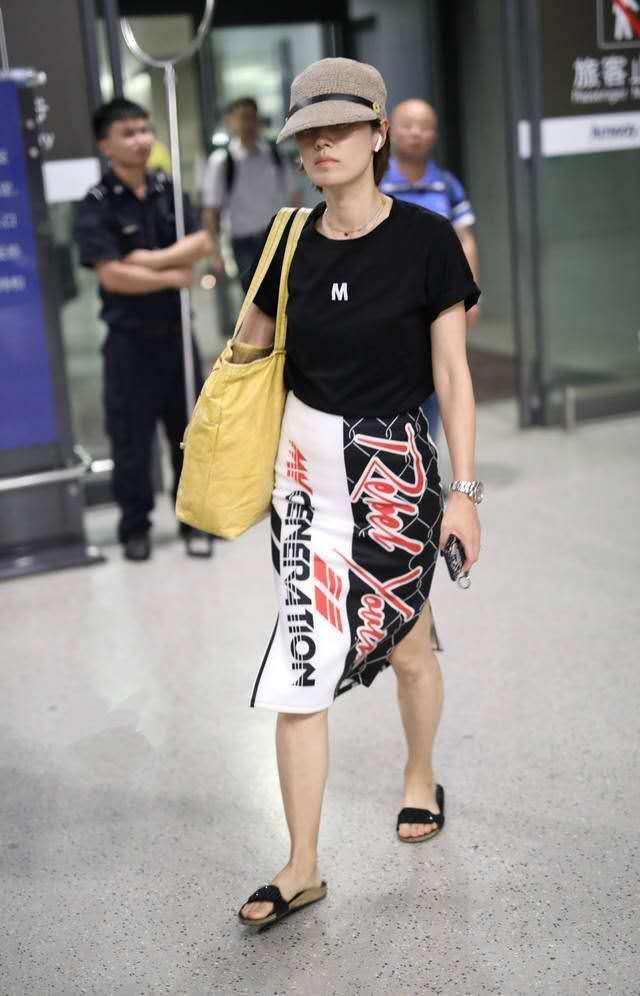 为了唱首歌,一向保守的马伊琍规矩都不要了,穿拖鞋跟娄艺潇串门