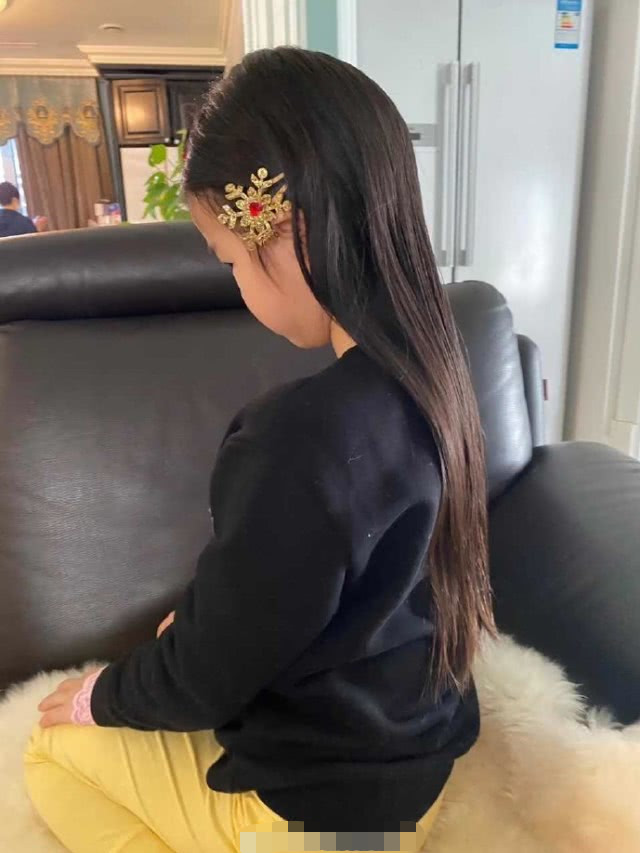 黄奕7岁女儿近照,黄芊玲长发及腰戴古风头饰超淑女,气质赞爆!