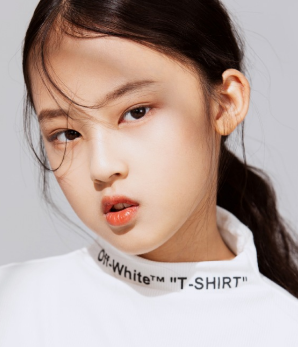 被tfboys宠爱的小女孩要火了!年仅九岁颜值高身材好,未来女神诞生了