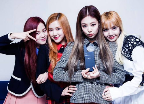 lisa自称是姐妹团最丑,本以为是谦虚,看清合照都是神仙颜值