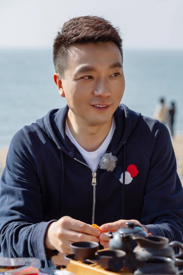 时髦央视团,穿私服如"七剑下天山"各怀绝技,康辉穿了一套lv?