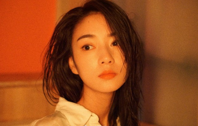 女演员叶可儿因为晒照上热搜,被吴亦凡粉丝骂惨,斥其蹭热度炒作