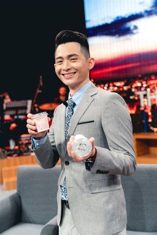 博恩是台湾有名的网红,主持的脱口秀节目有着深厚的观众基础,同时还有