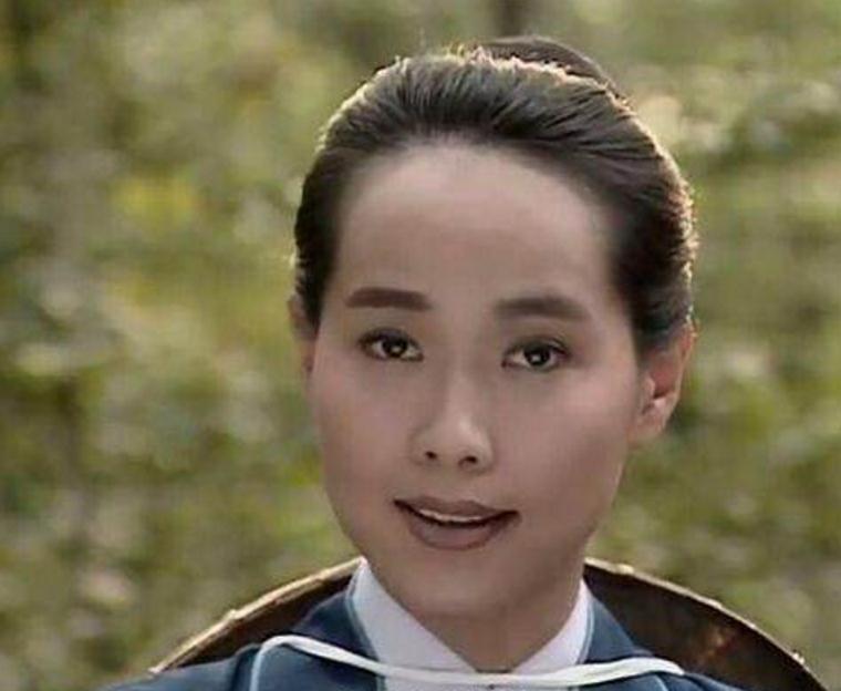 "许仙"叶童的古董车,上世纪40年代产,被导演借走拍戏,主演是她和红姑